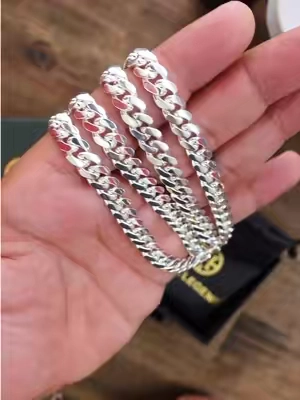 Cadena cubana Monaco de HolyLegend de 24 pulgadas con acabado S925 baño en plata , diseño cóncavo y opciones de 6 mm u 8 mm. Una cadena masculina de estilo limpio que puede usarse sola sin necesidad de dije. #HolyLegend #CadenaCubana #CubanChain #AccesoriosHombre #JoyeriaMasculina