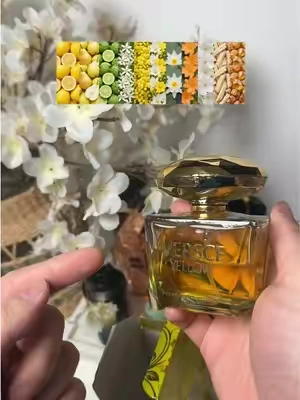🍋 VERSCE YELLOW huele a limón fresco con flores ☀️ Limón Amalfi, pera y bergamota sobre mimosa, fresia y nenúfar, con almizcle, guayaco y ámbar. Fresco, luminoso y elegante — pura energía ✨