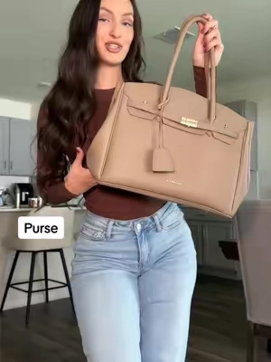The size and design of this leather purse is EVERYTHING 😍 #newbella #leatherpurse #leatherbag #crossbodybag #purse 