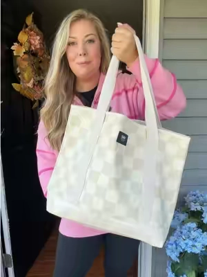 This checker print tote bag from Vans is so cute 😍 #vans #checkerprint #vanstotebag #totebag #canvastotebag 