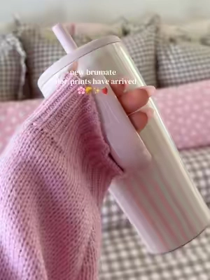 The BrüMate Era really does check every box 🙌🏼🥤✨🤎 Leakproof, fits in a cupholder, has a handle + straw, and comes in so many good colors and prints. #brumate #brumateera #tumbler #drinkware #everydayfinds @BrüMate 