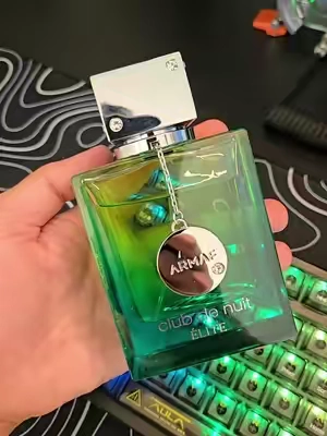 Discover Armaf Club de Nuit Elite, the ultimate fresh EDP featuring notes of crisp green tea, juicy apple, and clean vetiver. Upgrade your fragrance collection with long-lasting 7+ hour performance that is guaranteed to draw compliments. #edp #mencologne #menperfume #longlastingperfume 