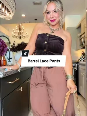 lightweight, stretchy waist AND the lace detail?! These pants were made for fall days when the weather hasn’t gotten the memo 🤎 @YeeZaa #barrelpants #midsizeoutfit #sohochic #pumpkinpatchoutfit #falloutfits 