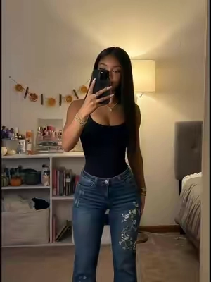 #emmiol #bellbottomjeans #denim #OOTD #stretchyjeans 💗