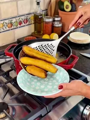 Este colador grande de acero inoxidable es muy duradero, su mango de madera se siente muy cómodo al agarrarlo. Es ideal para freír alimentos, sacar pastas y escaldar verduras. #fyp#tiktokshopmemorialday#DealsForYouDays#TikTokshopbacktoschool#SohoChic