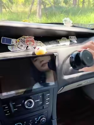 Cargador para coche Lamicall Magsafe – ahí cuando lo necesitas, y fuera del camino cuando no.#carphoneholder #phonecharger #carmount #magsafe #toolupgrade