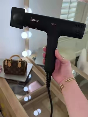 a professional blow out at home at this price 🤌🏼🤑🎀💅🏼 #lange #blowdryer 