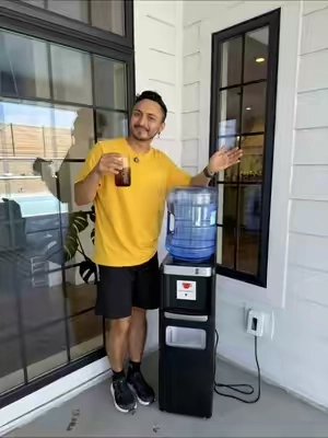 Este dispensador de agua caliente , agua fría y también hielos está perfecto para tus fiestas o para tu cocina yo lo ame 