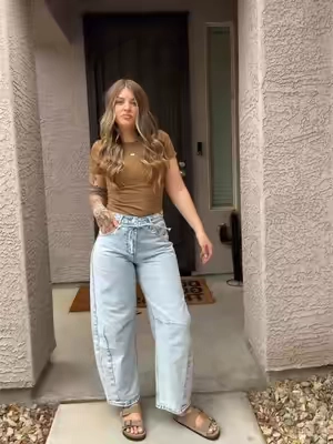 The cutest barrel jeans #womensclothing #womensfashion #barreljeans #womenspants #outfitinspo 