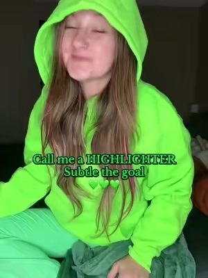 Call me a highlighter 💚 but this neon Comfrt hoodie is EVERYTHING. #Comfrt #ComfrtHoodie #NeonHoodie #OversizedHoodie #NeonGreen @Comfrt 