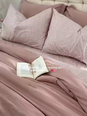 okayyy dusty pink + stripes?! 🎀💗 this 7-piece set made the whole room feel softer—and the fitted sheet has side pockets for my book + remote 🥹📖✨ #Monbix #DustyPink #BeddingSet #CozyBedroom #BedroomRefresh 